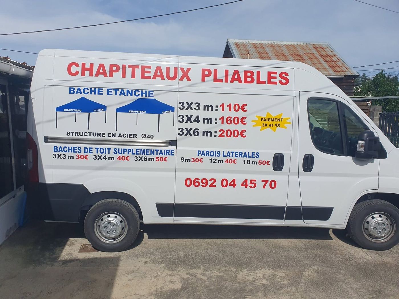 Camion blanc Ludo Chapiteau avec la liste des prix des chapiteaux pliables