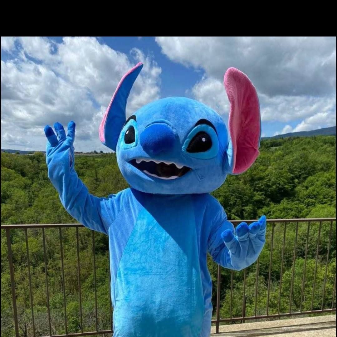 Mascotte au costume bleu, grandes oreilles, en extérieur